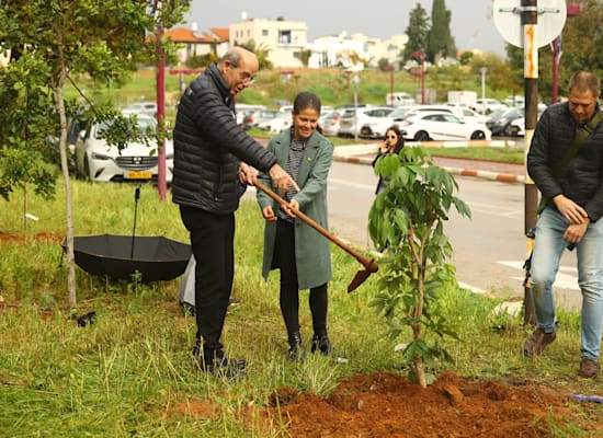 מימין: פרופ' איתן אוקון, ד''ר שמרית דכס ופרופ' אריה צבן, נשיא האוניברסיטה / צילום: שלומי מזרחי