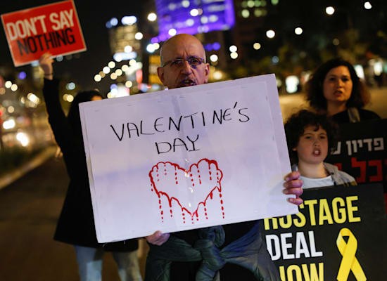 מחאה להשבת החטופים ביום האהבה, 14.2 / צילום: Reuters, SUSANA VERA