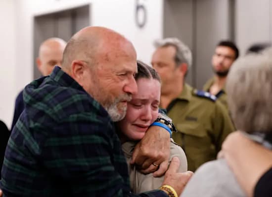 אגם, שחזרה מהשבי, עם סבה דוד (גוגו), בני משפחתו של אלמוג. ''חשבנו שכולם נרצחו'' / צילום: דוברות שניידר