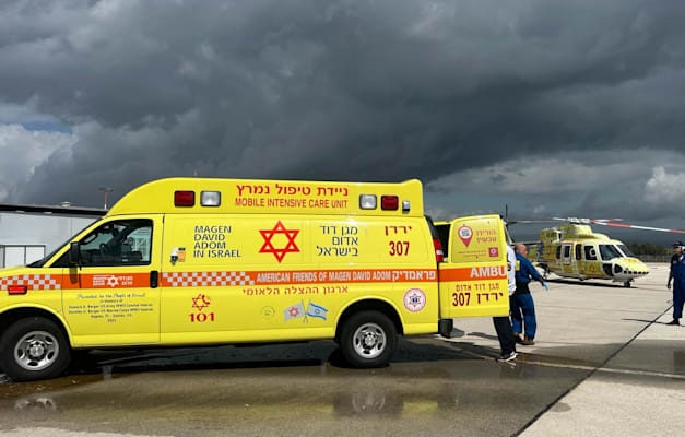 אמבולנס של מד''א מפנה את הפצועים מפגיעת טיל הנ''ט באצבע הגליל / צילום: דוברות מד''א אמבולנס של מד''א מפנה את הפצועים מפגיעת טיל הנ''ט באצבע הגליל / צילום: דוברות מד''א