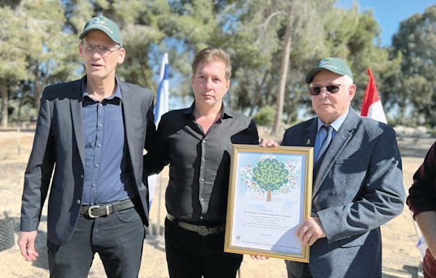 מימין לשמאל: אנדור גרוס, נשיא הקהילות היהודיות בהונגריה, קובי דוויטט ושריאל גון מקק''ל / צילום: Ramat Gan Studio