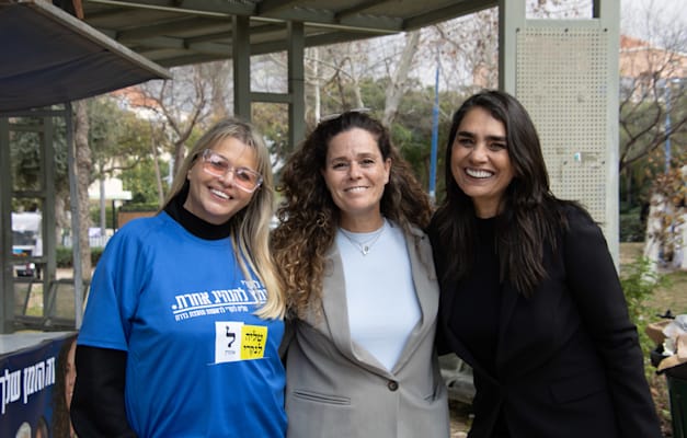 לנקרי לצד תומכות שלה ביום הבחירות. ''הבאנו הישג לא רע בכלל'' / צילום: מאיה ארבל