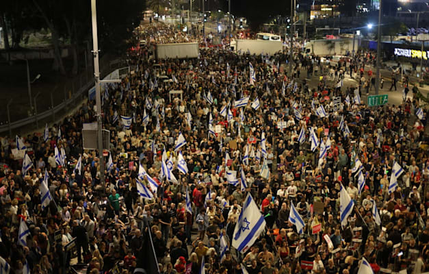 המונים בדרך בגין בהפגנת משפחות החטופים / צילום: אמיר ירחי