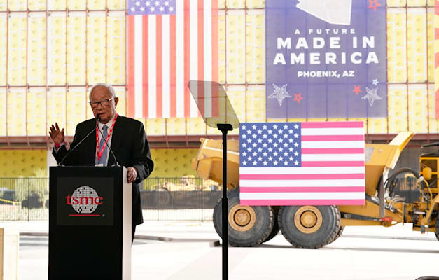 צ'אנג במפעל של TSMC בארה''ב / צילום: Associated Press, Ross D. Franklin צ'אנג במפעל של TSMC בארה''ב / צילום: Associated Press, Ross D. Franklin
