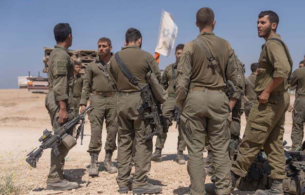 חיילי מילואים בגבול רצועת עזה / צילום: ap, Ohad Zwigenberg חיילי מילואים בגבול רצועת עזה / צילום: ap, Ohad Zwigenberg