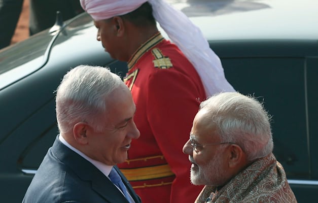 מודי מקבל את בנימין נתניהו בארמון הנשיאות. אפשר לראות את ישראל כמיניאטורה הודית / צילום: Associated Press, STR