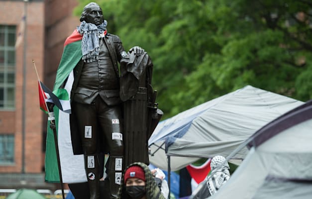 כפייה לצווארו של פסל ג'ורג' וושינגטון באוניברסיטה על שמו בעיר הבירה / צילום: ap, Craig Ruttle