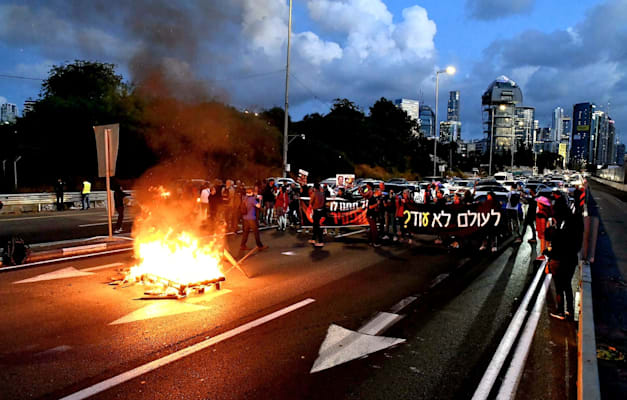 ''לעולם לא עוד'' ומדורה על איילון צפון הערב / צילום: דנור אהרון Danor Aharon