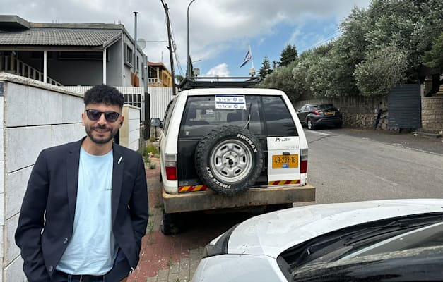 מנהל הקהילה אדיב מזעל. ''רק מפלגת רע''ם נתנה לנו יד'' / צילום: בר לביא מנהל הקהילה אדיב מזעל. ''רק מפלגת רע''ם נתנה לנו יד'' / צילום: בר לביא