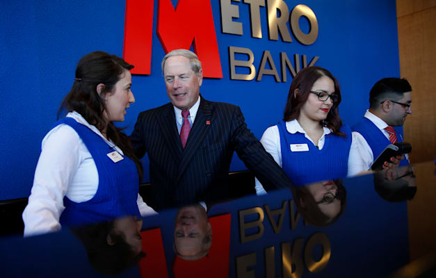ורנון היל לצד עובדים במטרו בנק, 2013 / צילום: Reuters, Eddie Keogh