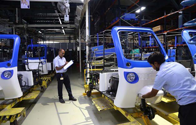 פס ייצור של ריקשות חשמליות. במפעל מהינדרה בבנגלור / צילום: Associated Press, Aijaz Rahi