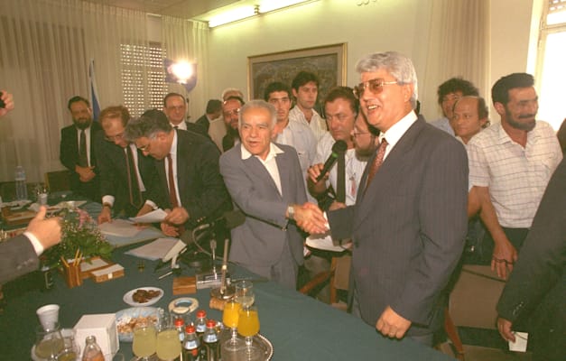 יצחק שמיר ודוד לוי בטקס חתימת ההסכם הקואליציוני (1990) / צילום: צביקה ישראלי - לע''מ