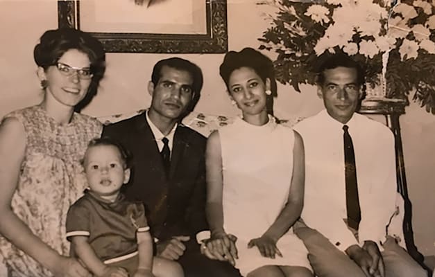 הוריה של יסמין (במרכז) במסיבת האירוסים שלהם. אחרי הגירושים אמה הפכה לאסלאמיסטית / צילום: פרטי