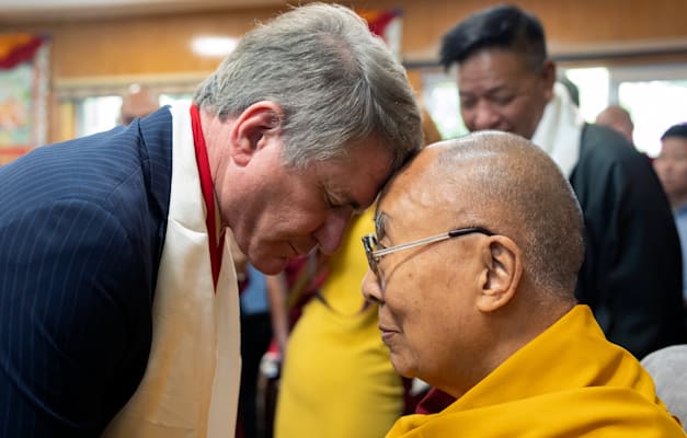 חברי קונגרס אמריקאים במפגש עם המנהיג הרוחני דלאי לאמה / צילום: ap, Tenzin Choejor/Office of the Dalai Lama