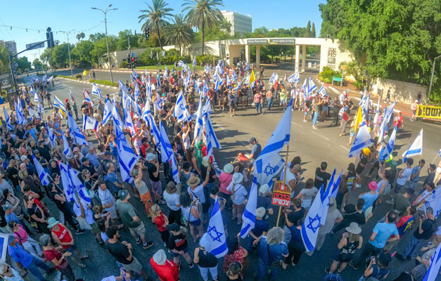 מפגינים חוסמים את צומת הכניסה למכון ויצמן ברחובות