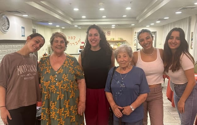קשישות וסטודנטיות מפרויקט ''והדרת'' של ארגון הלל ישראל / צילום: יח''צ קשישות וסטודנטיות מפרויקט ''והדרת'' של ארגון הלל ישראל / צילום: יח''צ
