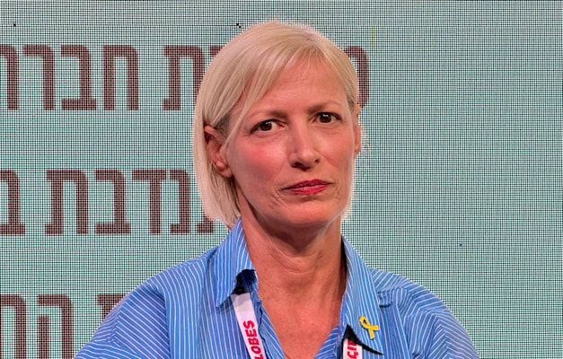 פז גלינסקי, יזמית תרבות, שותפה בחברת FAZA ומתנדבת במטה משפחות החטופים, בכנס MAD HEAD / צילום: כדיה לוי פז גלינסקי, יזמית תרבות, שותפה בחברת FAZA ומתנדבת במטה משפחות החטופים, בכנס MAD HEAD / צילום: כדיה לוי
