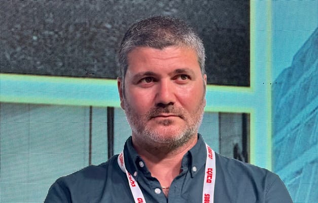 שאול כהן, מעצב הסיכה הצהובה למען השבת החטופים, בכנס MAD HEAD שאול כהן, מעצב הסיכה הצהובה למען השבת החטופים, בכנס MAD HEAD