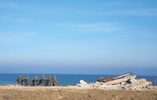 חיילי מילואים בחוף עזה. ''קורסים תחת הנטל, אבל לאף אחד לא אכפת'' / צילום: Associated Press, Ariel Schalit