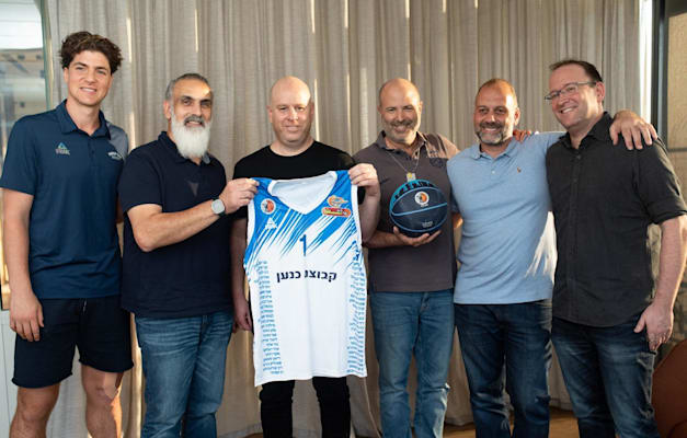 מימין: עופר גולדברג, חן שניידרמן, אייל הנדלר, ניב רום, מאיר טל ואדם אריאל, קפטן קבוצת כנען מכבי רמת גן / צילום: לייה רוז מגן מימין: עופר גולדברג, חן שניידרמן, אייל הנדלר, ניב רום, מאיר טל ואדם אריאל, קפטן קבוצת כנען מכבי רמת גן / צילום: לייה רוז מגן