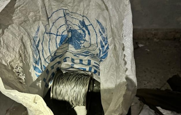 אמצעי הלחימה שאותרו על-ידי הכוחות בתוך שק של אונר''א / צילום: דובר צה''ל אמצעי הלחימה שאותרו על-ידי הכוחות בתוך שק של אונר''א / צילום: דובר צה''ל