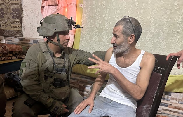 פרחאן אלקאדי ומפקד אוגדה 162, תא''ל איציק כהן, רגעים אחרי החילוץ / צילום: דובר צה''ל פרחאן אלקאדי ומפקד אוגדה 162, תא''ל איציק כהן, רגעים אחרי החילוץ / צילום: דובר צה''ל
