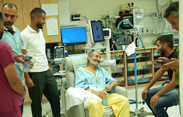 פרחאן אלקאדי שחולץ היום משבי חמאס בעזה, עם בני משפחתו בבית החולים סורוקה / צילום: יוסי איפרגן / לע''מ פרחאן אלקאדי שחולץ היום משבי חמאס בעזה, עם בני משפחתו בבית החולים סורוקה / צילום: יוסי איפרגן / לע''מ