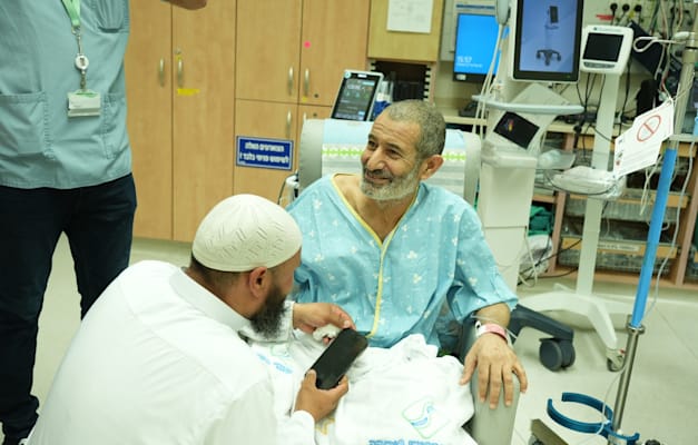פרחאן אלקאדי שחולץ היום משבי חמאס בעזה, עם בני משפחתו בבית החולים סורוקה / צילום: יוסי איפרגן, לע''מ פרחאן אלקאדי שחולץ היום משבי חמאס בעזה, עם בני משפחתו בבית החולים סורוקה / צילום: יוסי איפרגן, לע''מ