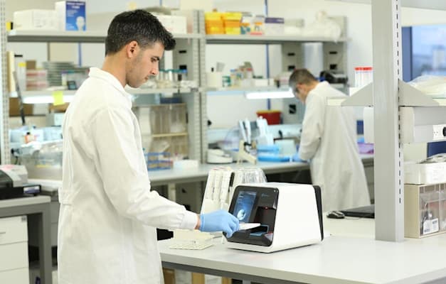 מעבדה בחברת מימד. פיתחו בדיקה שעוזרת להפחית את השימוש באנטיביוטיקה / צילום: שלומי יוסף מעבדה בחברת מימד. פיתחו בדיקה שעוזרת להפחית את השימוש באנטיביוטיקה / צילום: שלומי יוסף