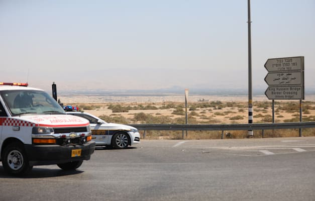כוחות ביטחון לאחר הפיגוע החודש. המחבל הגיע משבט שתומך במלך / צילום: Reuters, Saeed Qaq כוחות ביטחון לאחר הפיגוע החודש. המחבל הגיע משבט שתומך במלך / צילום: Reuters, Saeed Qaq