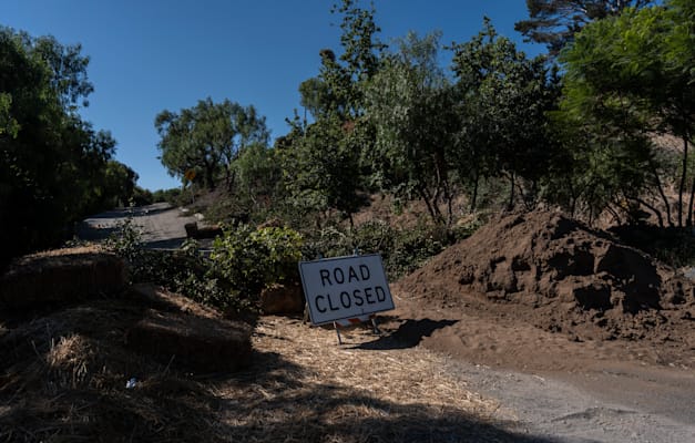 דרכים שנחסמו בפאלוס ורדס בגלל מפולות חוזרות ונשנות באזור / צילום: ap, Jae C. Hong דרכים שנחסמו בפאלוס ורדס בגלל מפולות חוזרות ונשנות באזור / צילום: ap, Jae C. Hong