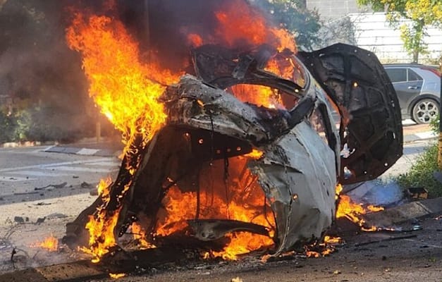 פגיעה ישירה ברכב בכרמיאל / צילום: דוברות עיריית כרמיאל
