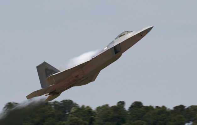 מטוס  F-22 של חיל האויר האמריקאי ממריא מבסיס לנגלי / צילום: ap, Steve Helber