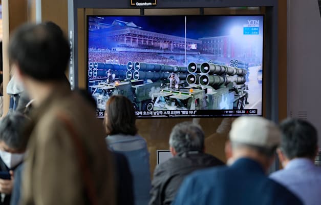 משדר חדשות בדרום קוריאה מראה תמונות מתוך המצעד הצבאי החגיגי של צפון קוריאה בפיונגיאנג / צילום: ap, Lee Jin-man משדר חדשות בדרום קוריאה מראה תמונות מתוך המצעד הצבאי החגיגי של צפון קוריאה בפיונגיאנג / צילום: ap, Lee Jin-man