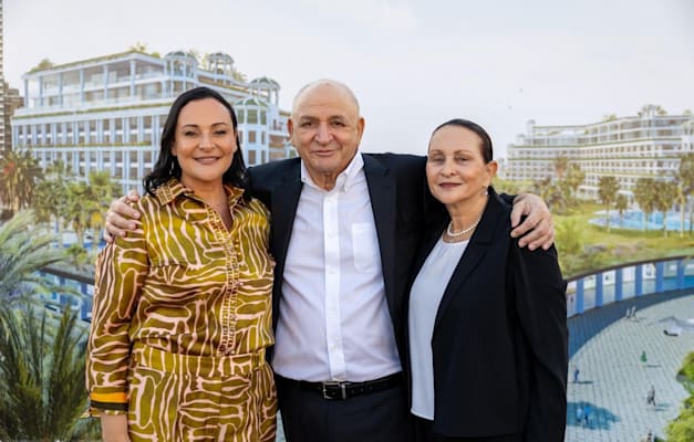 מימין לשמאל: חיה תשובה, יצחק תשובה, וגל נאור / צילום: הצלמניה של שרונה מימין לשמאל: חיה תשובה, יצחק תשובה, וגל נאור / צילום: הצלמניה של שרונה