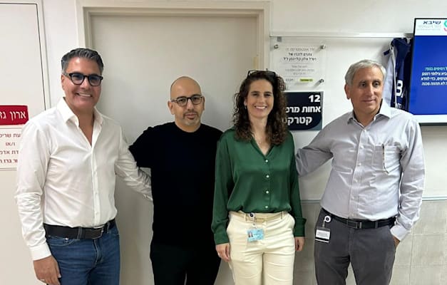 פרופ' גיא קליינמן, ד''ר יעל פרנקל ניר - סגנית מנהל בית החולים שיבא, אלרועי תורג'מן - מנכ''ל אופטיקנה, עופר אזרן - מנכ''ל ובעלים חברת אבנת ציוד רפאוי / צילום: אופטיקנה / צילום: אופטיקנה פרופ' גיא קליינמן, ד''ר יעל פרנקל ניר - סגנית מנהל בית החולים שיבא, אלרועי תורג'מן - מנכ''ל אופטיקנה, עופר אזרן - מנכ''ל ובעלים חברת אבנת ציוד רפאוי / צילום: אופטיקנה / צילום: אופטיקנה