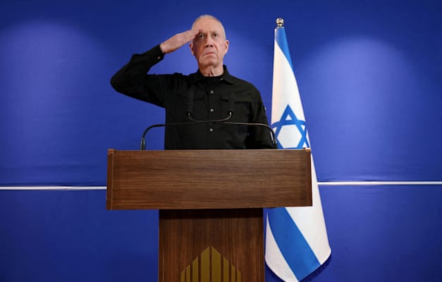 יואב גלנט חותם בהצדעה את ההצהרה שלו לאחר פיטוריו / צילום: Reuters, Nir Elias יואב גלנט חותם בהצדעה את ההצהרה שלו לאחר פיטוריו / צילום: Reuters, Nir Elias