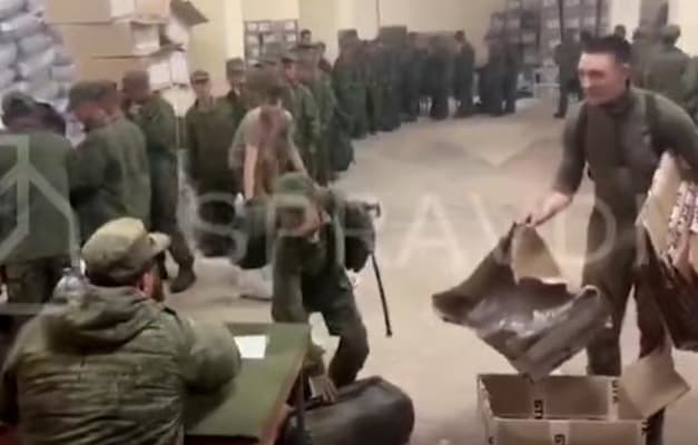 חיילים צפון קוריאנים מקבלים ציוד צבאי רוסי / צילום: המרכז האוקראיני לתקשורת אסטרטגית חיילים צפון קוריאנים מקבלים ציוד צבאי רוסי / צילום: המרכז האוקראיני לתקשורת אסטרטגית