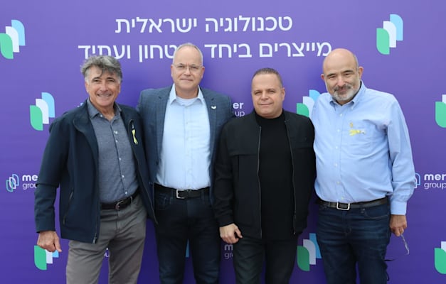 היו''ר ניר למפרט (מימין), תומר גלאם ראש עיריית אשקלון, אבי שכטר מנכ''ל הקבוצה ומריאן כהן יו''ר איגוד תעשיות ההייטק / צילום: חן גלילי היו''ר ניר למפרט (מימין), תומר גלאם ראש עיריית אשקלון, אבי שכטר מנכ''ל הקבוצה ומריאן כהן יו''ר איגוד תעשיות ההייטק / צילום: חן גלילי