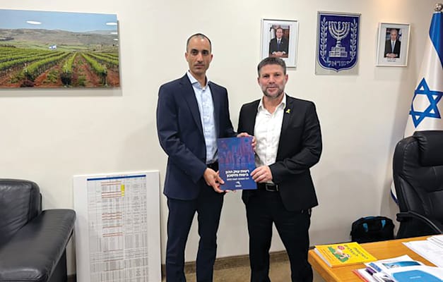 הספר ''השקעות לעצלנים'' על שולחנו של שר האוצר / צילום: מתוך עמוד ה־X של השר, בעת הגשת הדוח השנתי של רשות שוק ההון הספר ''השקעות לעצלנים'' על שולחנו של שר האוצר / צילום: מתוך עמוד ה־X של השר, בעת הגשת הדוח השנתי של רשות שוק ההון