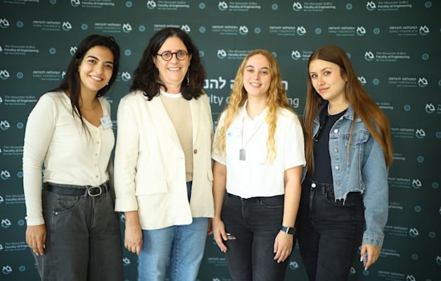 סטודנטיות ששירתו במילואים עם דיקנית הפקולטה להנדסה, פרופ' אורית שפי / צילום: דוברות אוניברסיטת בר־אילן סטודנטיות ששירתו במילואים עם דיקנית הפקולטה להנדסה, פרופ' אורית שפי / צילום: דוברות אוניברסיטת בר־אילן
