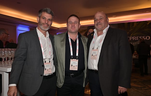 מבעלי השליטה עד לאחרונה, דוד (מימין) ורן (באמצע) פורר. ''אם היו מחכים עוד שלוש שנים, היו עושים פי עשרה'' / צילום: תמר מצפי