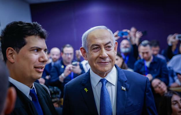 ראש הממשלה בנימין נתניהו ועורך דינו עמית חדד בבית המשפט המחוזי בתל אביב, היום (ג') / צילום: חיים גולדברג/פלאש90 ראש הממשלה בנימין נתניהו ועורך דינו עמית חדד בבית המשפט המחוזי בתל אביב, היום (ג') / צילום: חיים גולדברג/פלאש90