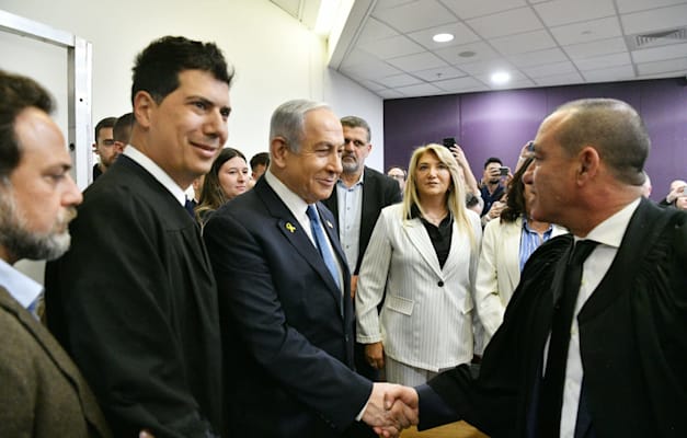 ראש הממשלה בנימין נתניהו ועורך דינו עמית חדד לפני תחילת עדותו, היום (ג') / צילום: ראובן קסטרו- פול וואלה ראש הממשלה בנימין נתניהו ועורך דינו עמית חדד לפני תחילת עדותו, היום (ג') / צילום: ראובן קסטרו- פול וואלה