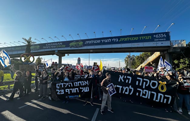 הפגנת התלמידים למען שחרור החטופים בצומת הכפר הירוק / צילום: עודד אנגל הפגנת התלמידים למען שחרור החטופים בצומת הכפר הירוק / צילום: עודד אנגל