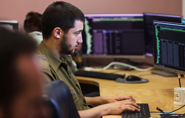 טכנולוג ביחידה להטמעת AI של צה''ל. ''ישראל לא ערוכה רגולטורית'' / צילום: Reuters, Nir Elias טכנולוג ביחידה להטמעת AI של צה''ל. ''ישראל לא ערוכה רגולטורית'' / צילום: Reuters, Nir Elias