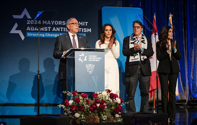 לסטר פרידמן, ראש עיריית בוורלי הילס וחברי מועצת העיר, בוועידה שארגנה התנועה למאבק באנטישמיות / צילום: Royalty Creation Studios לסטר פרידמן, ראש עיריית בוורלי הילס וחברי מועצת העיר, בוועידה שארגנה התנועה למאבק באנטישמיות / צילום: Royalty Creation Studios