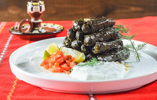 עלי גפן במילוי בורגול וירקות, לצד יוגורט מקומי / צילום: גלעד הר שלג עלי גפן במילוי בורגול וירקות, לצד יוגורט מקומי / צילום: גלעד הר שלג