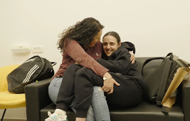 רומי גונן עם אימה, מירב / צילום: דובר צה''ל