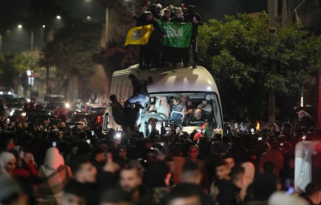 אוטובוס של הצלב האדום הנושא אסירים פלסטיניים משוחררים בביתוניא, הלילה / צילום: ap, Leo Correa